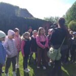 Uczniowie podczas zajęć na świeżym powietrzu?