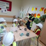 Uczniowie projektują mini ogród w słoiku.