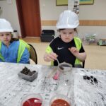 Uczniowie projektują mini ogród w słoiku.