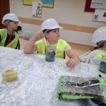 Uczniowie projektują mini ogród w słoiku.