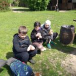 Uczniowie podczas zajęć na świeżym powietrzu?