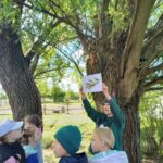 Uczniowie podczas zajęć na świeżym powietrzu?