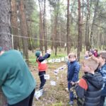 Uczniowie podczas zajęć na świeżym powietrzu?