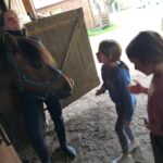 Uczniowie podczas zajęć na świeżym powietrzu?