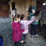 Uczniowie podczas zajęć na świeżym powietrzu?