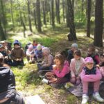 Uczniowie podczas zajęć na świeżym powietrzu?
