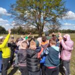 Uczniowie podczas zajęć na świeżym powietrzu?