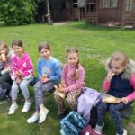 Uczniowie podczas zajęć na świeżym powietrzu?