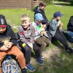 Uczniowie podczas zajęć na świeżym powietrzu?