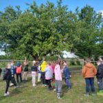 Uczniowie podczas zajęć na świeżym powietrzu?