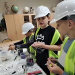 Uczniowie projektują mini ogród w słoiku.