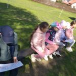 Uczniowie podczas zajęć na świeżym powietrzu?