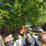 Uczniowie podczas zajęć na świeżym powietrzu?