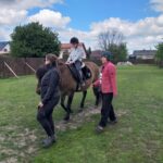 Uczniowie podczas zajęć na świeżym powietrzu?