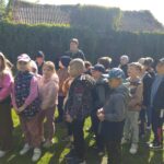 Uczniowie podczas zajęć na świeżym powietrzu?