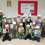 Uczniowie klasy drugiej z dyplomami małego architekta.