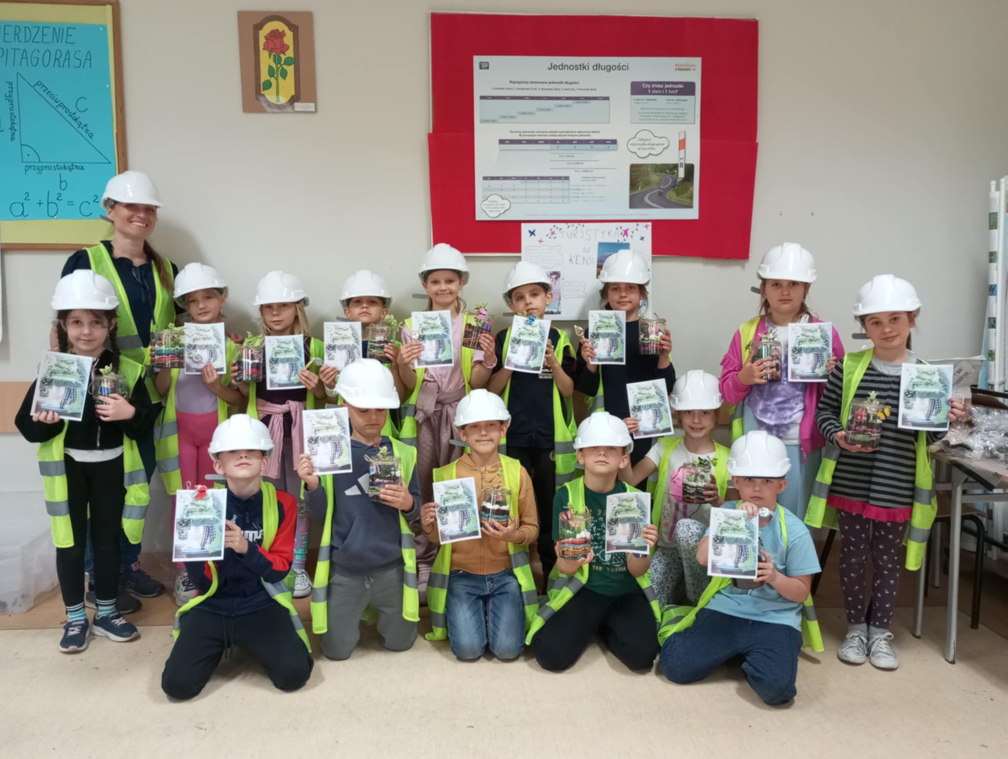 Uczniowie klasy drugiej z dyplomami małego architekta.
