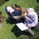 Uczniowie podczas zajęć na świeżym powietrzu?