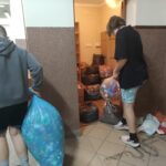 Uczniowie zbierają korki