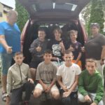 Uczniowie zbierają korki