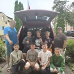 Uczniowie zbierają korki