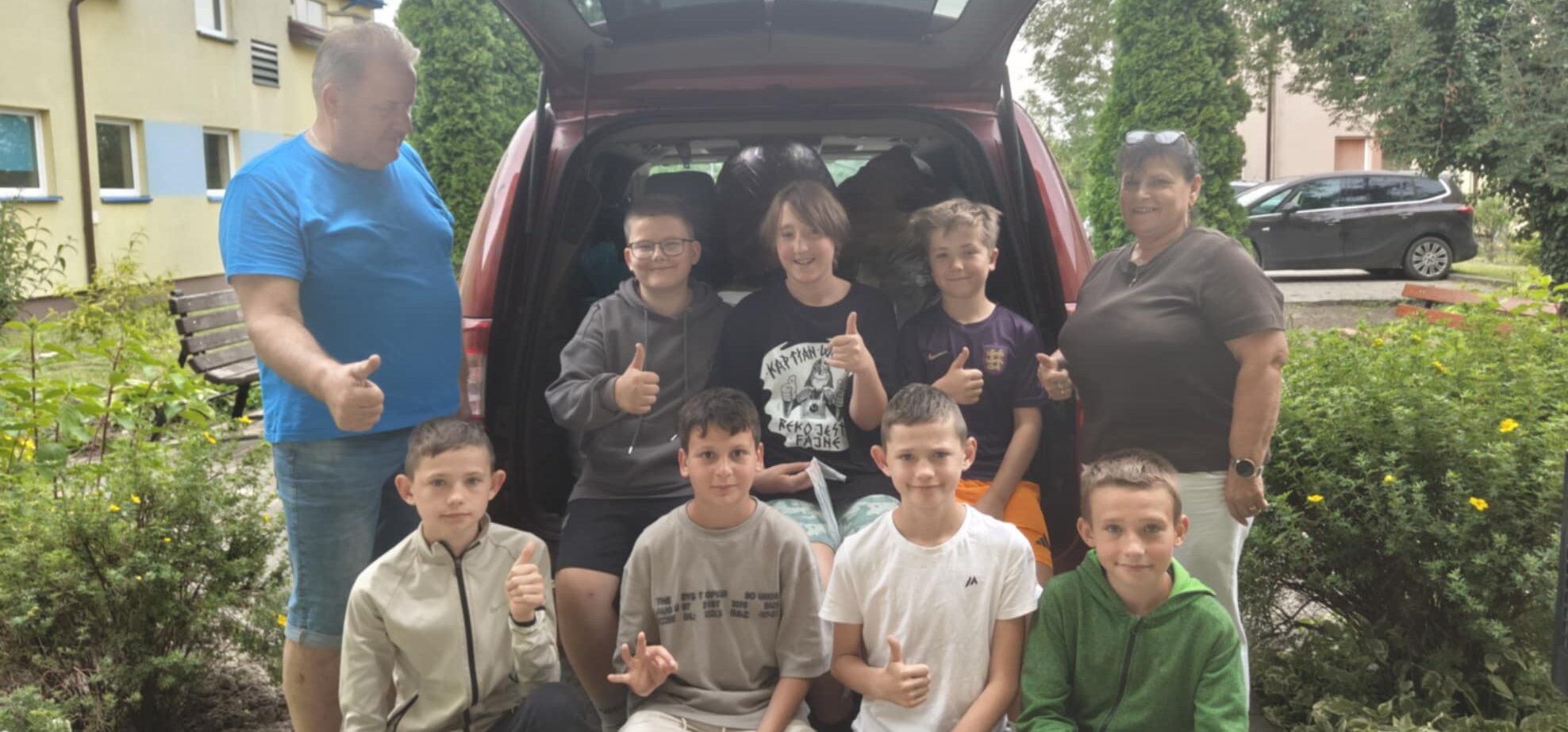 Uczniowie zbierają korki