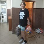 Uczniowie zbierają korki