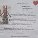 Uczniowie zbierają korki