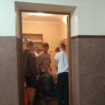 Uczniowie zbierają korki