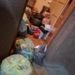 Uczniowie zbierają korki