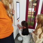 Uczniowie w roli pracowników.