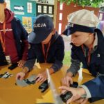 Uczniowie w roli policjantów.